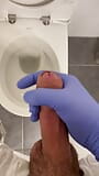 Masturbando médico em um banheiro com luvas de látex snapshot 7