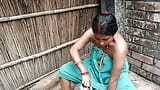 Ấn Độ làng bhabhi bú đất trong khi tắm và uống đất kapai snapshot 2
