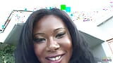 Deusa negra Jessica Dawn em sexo interracial com uma gozada facial snapshot 2