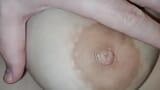 Escupiendo y jugando con las grandes tetas de la novia cachonda snapshot 10