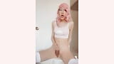 Chica asiática flaca Sissy en rosa jugando con un consolador snapshot 3
