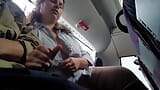 Voyeur seduce milf para chupar y sacudir su polla en autobús snapshot 19