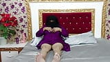 Calde donne niqab musulmane fanno sesso con un grosso dildo snapshot 2