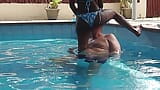 Sexy zwarte milf neukt oudere blanke conciërge in het zwembad snapshot 10