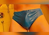 Verzweifelte pisse in adidas speedo snapshot 5