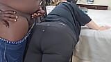 Сексуальная милфа с большой задницей, фигуристая блондинка в штанах для йоги, тверкает и соблазняет черного мужика дрочить и кончает на задницу snapshot 9