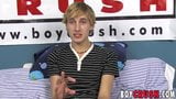 Blonde twink neukt zichzelf met een dildo tijdens solo masturbatie snapshot 5