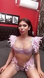 Mulher trans sexy em traje rosa snapshot 2