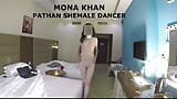 Pakistaanse mietje blanke ladyboy schudt haar kont voor je in hotelkamer snapshot 10