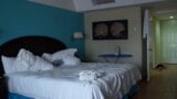 Ein Mann filmt, wie er seine Frau in einem Hotelzimmer fickt. Privates Video snapshot 4