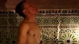 Ragazzi che si divertono in un hammam marocchino snapshot 13