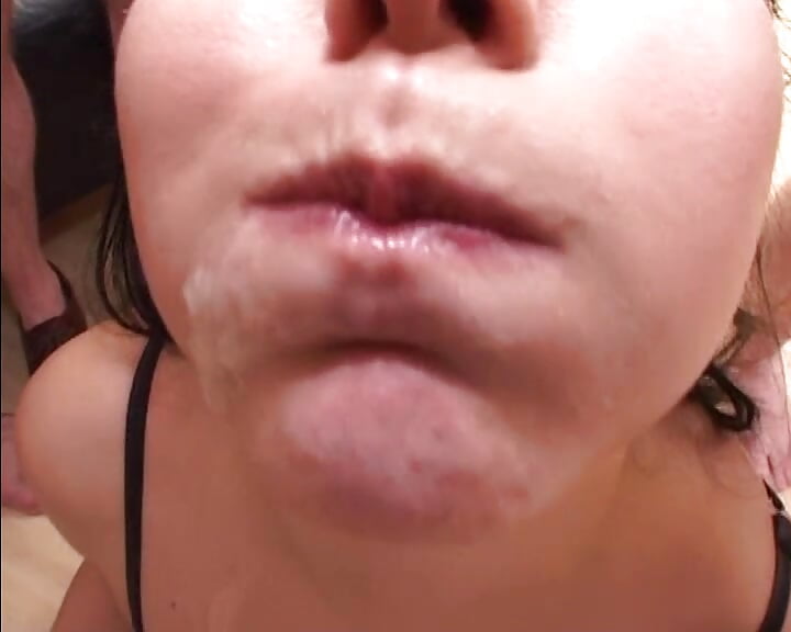 Linda perra alemana bebe esperma con alegría