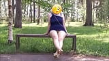 Tonend in het park- vrouw in een rok snapshot 4