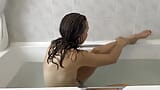 Des jambes belles et lisses dans le bain ! snapshot 3