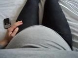 Pov grávida britânica gata mostrando sua barriga e peitos snapshot 2