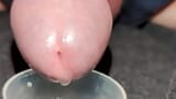 Extreme close-up enorme dikke lading sperma in de cup geboord en ingeslikt snapshot 9