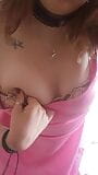 Strip-tease doux en robe rose et masturbation avec orgasme. partie 2 snapshot 8