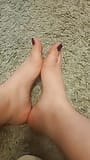 Showing beautiful legs and toes snapshot 6