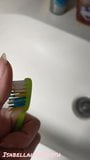 Tana Mongeau neukt zichzelf met de tandenborstel van haar vriendje snapshot 1