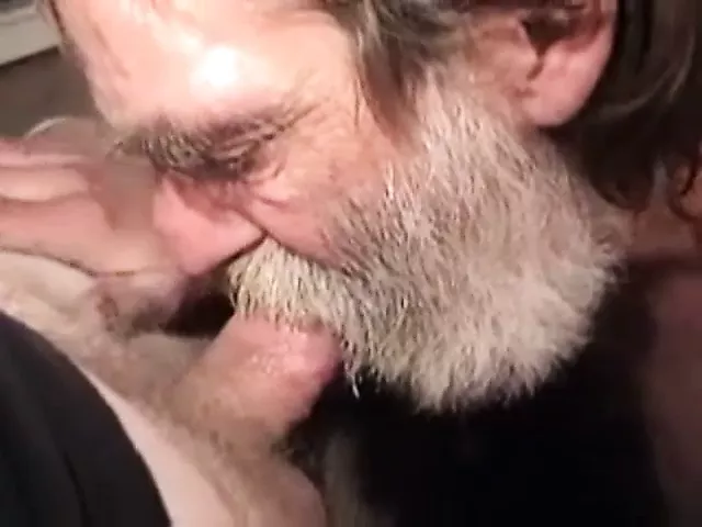 Matură amatoare care suge pula în trei