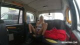 Rubia caliente desnuda en taxi snapshot 7