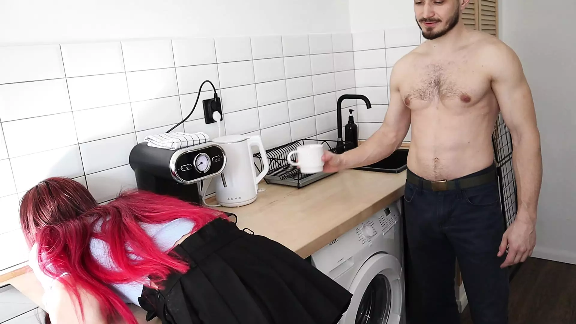 Biz qizni mast qilib, porno tomosha qildik.