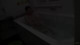 Verlegen Angela - parmantige tiener masturbeert in de badkamer snapshot 1