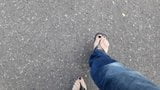 Schwarze Zehennagelpolitur auf perfekten Füßen snapshot 1