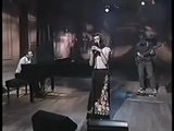 Milla Jovovich (sem sutiã) cantando snapshot 6