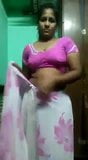 ผู้หญิงหยอกล้อใน saree snapshot 6