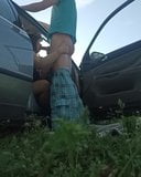 Sexo al aire libre, esposa persiguiendo en coche snapshot 3