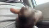 Wichsen des großen schwarzen Schwanzes im Auto für große Spermaladung (Stöhnen) snapshot 9
