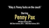 Рыжая секс-подруга Penny Pax трахает пальцами и киской Riley Reid snapshot 1