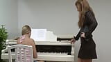 ¡La profesora de piano enojada! snapshot 2