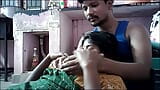 Indická žena v domácnosti ukazuje svá velká prsa a polibky snapshot 6