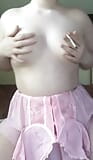 Remaja miang menunjukkan awak buah dadanya dalam pakaian dalam yang esok snapshot 5