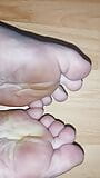Fötter gnuggar mot varandra i nylon och även fötter på ett ovanligt sätt snapshot 10