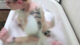 Une salope pulpeuse se caresse la chatte dans la baignoire snapshot 2