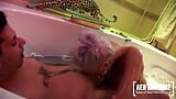 Rubia estrella porno trío follando en una bañera de jacuzzi snapshot 9