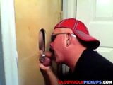 Zwei geile Kumpels bekommen ein fantastisches Gloryhole-Lutschen snapshot 13