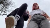 Bully-Mädchen spucken auf dich aus und befehlen dir, ihre schmutzigen Turnschuhe zu lecken - Outdoor-POV-Doppel-Domina snapshot 3