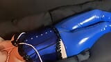 Blauwe vinyllegging en blauwe hoge hakken snapshot 10