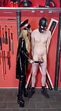 Dominatrix provoca y niega su castidad esclavo snapshot 8