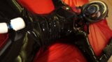 ラテックスキャットスーツ姿のマッサージバイブレーターで激しいオーガズムを迎えるラテックスダニエル。フルムービー snapshot 13