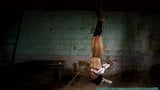 Gevangene opgehangen door haar enkels geklemd en geslagen deel 2 snapshot 8