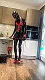 Alice Latexy, modèles en talons aiguilles et latex noir et rouge (alias latexdesires) snapshot 10