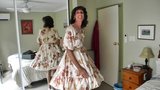 Crossdresser michelle jugando en vestido floral snapshot 7