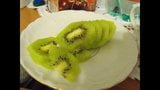 La moglie mangia lo sperma sul kiwi snapshot 1