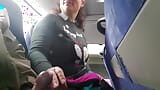 Un voyeur séduit une MILF pour sucer et branler sa bite dans un bus snapshot 8