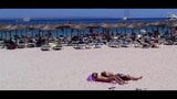 Couple de bain de soleil sur la plage snapshot 5